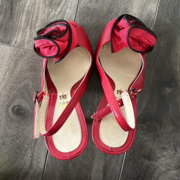 Gorgeous red heels with adjustable straps - Picture 4 of 11
